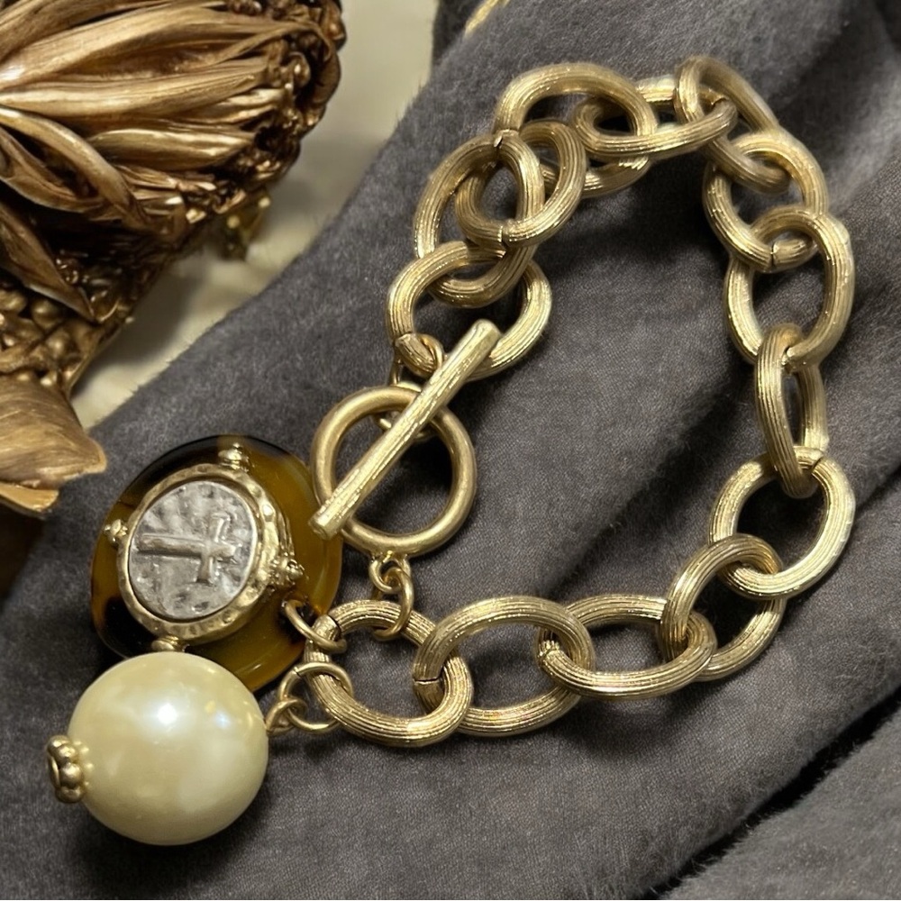 2013 Gold tone  Chain Bracelet with Pearl Charm and cross